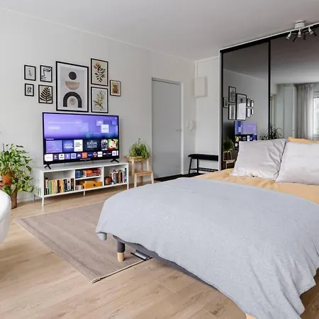 Design In The Center And Garage Appartement *
